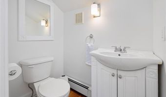5 Tews Ct, Newport, RI 02840
