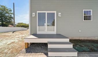 7 Betsey Williams Dr, Warwick, RI 02889