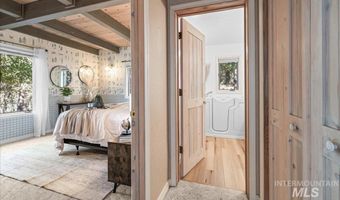 9734 Moore Dr, Cascade, ID 83611