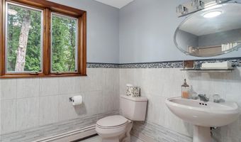 10 Oak Hill Dr, Lincoln, RI 02865