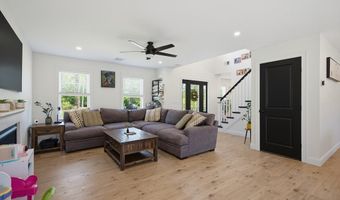 1479 Main St, Acushnet, MA 02743