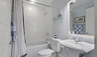 423 Hope St D, Bristol, RI 02809