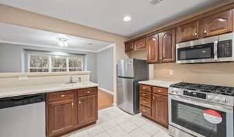 4 BOATWORKS Dr, Bayonne, NJ 07002