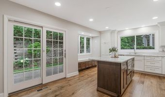 22 Smoke Rise Ln, Bedminster, NJ 07921