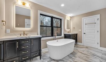 690 Club Dr W, Aurora, OH 44202