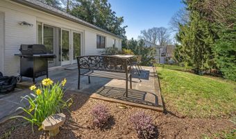 6008 BENALDER Dr, Bethesda, MD 20816