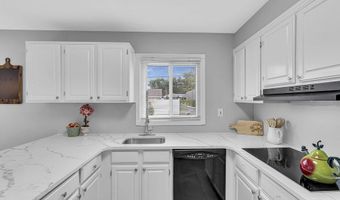 15 Inglewood Ln, Aberdeen, NJ 07747