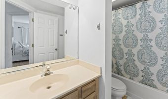 2827 S Embers Ln, Arlington Heights, IL 60005