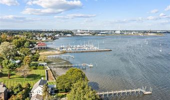 12 Harbour Ter, Cranston, RI 02905