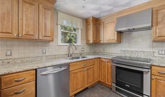 40 Quail Hollow Rd, Cranston, RI 02920