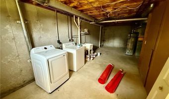 125 Goldenrod Dr, Middletown, RI 02842