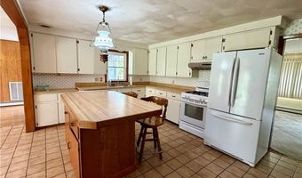 6 Lakewood Dr, Narragansett, RI 02882