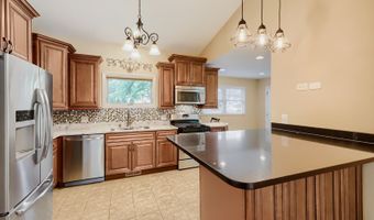 17 Willow St, Algonquin, IL 60102
