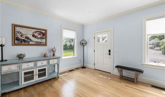 3 Oak St, Middletown, RI 02842
