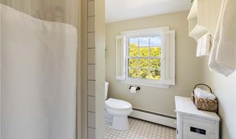43 Academy Ave, Bristol, RI 02809