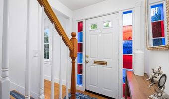 5 Tews Ct, Newport, RI 02840