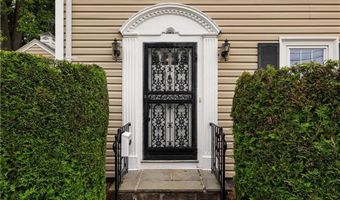 10 Pelham Pkwy, North Providence, RI 02911