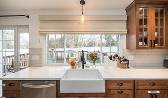 704 Woodrun Dr, Ballwin, MO 63021