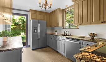 57 Farewell St, Newport, RI 02840