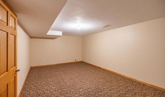 1415 Birchwood Ln, Aberdeen, SD 57401