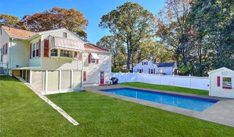 98 Iroquois Rd, Cumberland, RI 02864