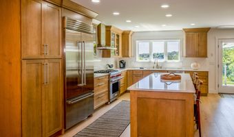 8 Shipmasters Cove Rd, Belfast, ME 04915