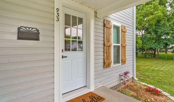 933 S Rinker Ave, Aurora, MO 65605