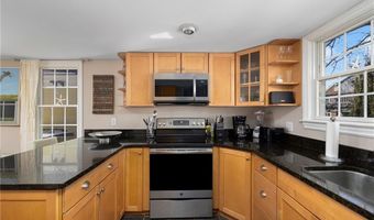 28 Extension St, Newport, RI 02840