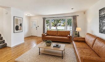 318 W Hackberry Dr, Arlington Heights, IL 60004
