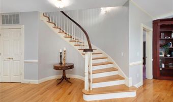 75 N Cliff Dr, Narragansett, RI 02882
