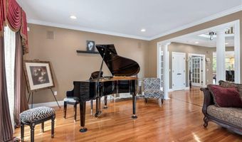 81 Crest Dr, Cranston, RI 02921