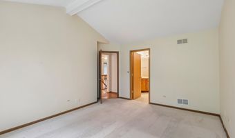 2109 N Charter Point Dr, Arlington Heights, IL 60004