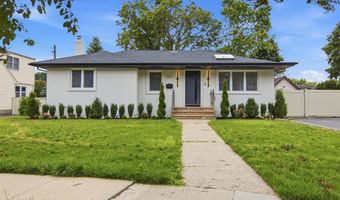 109 Nassau Dr, Albertson, NY 11507