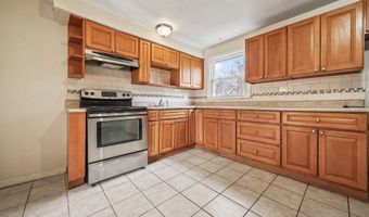71 Sunshine Cir, Bridgeport, CT 06606