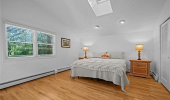 24 GREENWOOD Ln, Lincoln, RI 02865