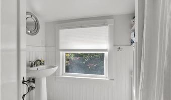 72 Kane Ave, Middletown, RI 02842