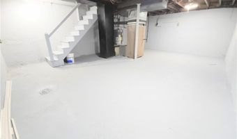 1 Shangri-La Ln, Middletown, RI 02842