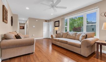 32 Bowline St, Beachwood, NJ 08722