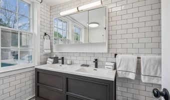 84 Indian Wells Hwy, Amagansett, NY 11930