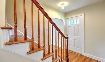 10 Roosevelt Ave, Lincoln, RI 02865