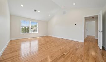 7 Betsey Williams Dr, Warwick, RI 02889