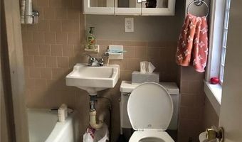 32 School St 3, Newport, RI 02840