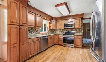 1129 Oak Tree Rd, Akron, OH 44320