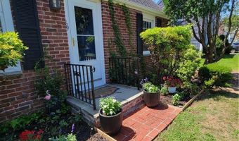 69 Delwood Rd, Warwick, RI 02889
