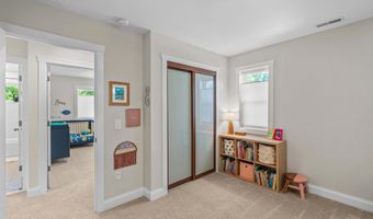 820 Barton Dr, Ann Arbor, MI 48105