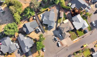 5689 D St, Springfield, OR 97478