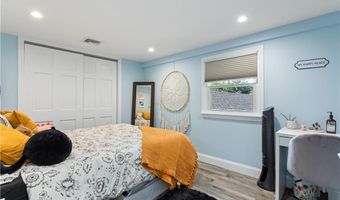 4 James St, Middletown, RI 02842