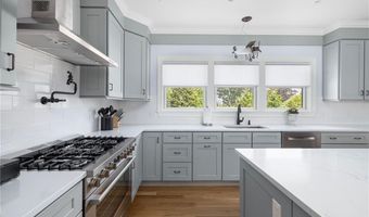 3 Oak St, Middletown, RI 02842