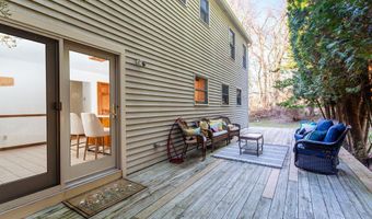 8 Phoebee Ln, Brookfield, CT 06804