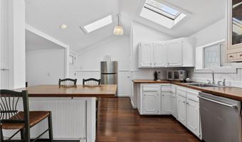 16 Courtway St, Narragansett, RI 02882